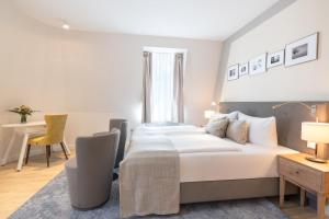 Postel nebo postele na pokoji v ubytování SEETELHOTEL Ostseehotel das Entdeckerhotel an der Ostsee und der perfekte Startpunkt für Ihre Inselabenteuer