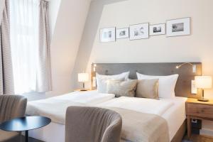 Postel nebo postele na pokoji v ubytování SEETELHOTEL Ostseehotel das Entdeckerhotel an der Ostsee und der perfekte Startpunkt für Ihre Inselabenteuer