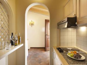 Кухня или мини-кухня в Apartment Il Giardino degli Oleandri-2 by Interhome

