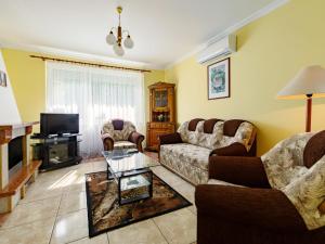 sala de estar con 2 sofás y TV en Holiday Home Edina by Interhome, en Balatonszárszó