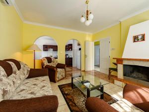 Χώρος καθιστικού στο Holiday Home Edina - SZA115 by Interhome