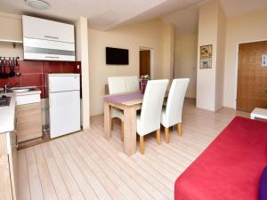 Kuchyň nebo kuchyňský kout v ubytování Apartment Melandura-10 by Interhome
