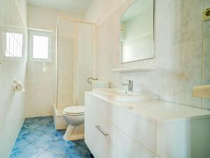Koupelna v ubytování Apartment Melandura-10 by Interhome