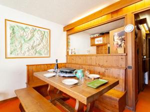 un comedor de madera con una mesa y un mapa en la pared en Apartment La Christaz-6 by Interhome, en Saint-Gervais-les-Bains