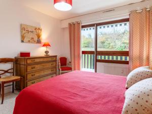 een slaapkamer met een rood bed en een raam bij Apartment Le Diorama by Interhome in Saint-Gervais-les-Bains