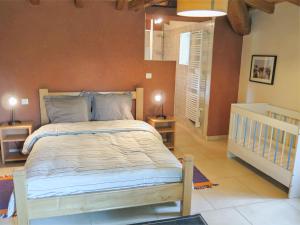 ein Schlafzimmer mit einem großen Bett in einem Zimmer in der Unterkunft Holiday Home La Ferme by Interhome in Blanquefort-sur-Briolance