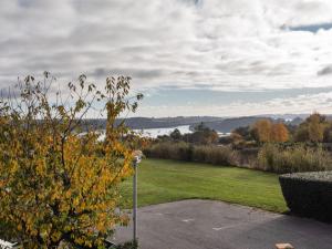 vistas a un parque con vistas al agua en Holiday Home Les Bouvreuils by Interhome, en La Richardais