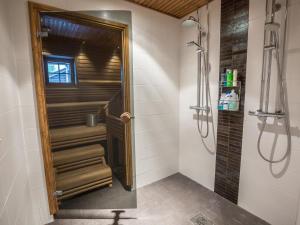 Koupelna v ubytování Holiday Home Karhunkieppi 9 b by Interhome