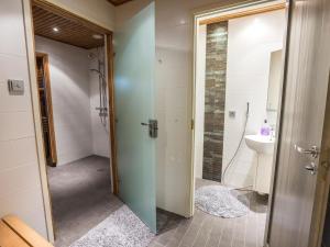 Koupelna v ubytování Holiday Home Karhunkieppi 9 b by Interhome