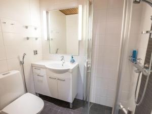Koupelna v ubytování Holiday Home Karhunkieppi 9 b by Interhome