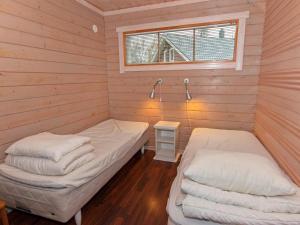 Duas camas numa sauna com janela em Holiday Home Anttoora 4 by Interhome em Pori
