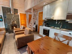 kuchnia i salon z kanapą i stołem w obiekcie Holiday Home Anttoora 4 by Interhome w mieście Pori
