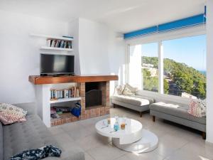 Μια τηλεόραση ή/και κέντρο ψυχαγωγίας στο Holiday Home La Sardana by Interhome