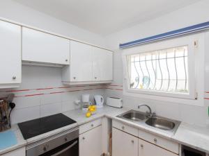 Η κουζίνα ή μικρή κουζίνα στο Holiday Home La Sardana by Interhome +23 φωτογραφίες