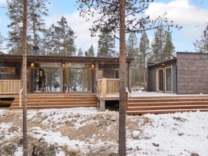 Ein Haus im Wald im Schnee in der Unterkunft Holiday Home Solokoto by Interhome in Inari