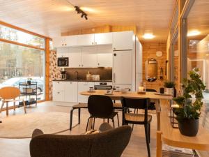 uma cozinha e sala de jantar com mesa e cadeiras em Holiday Home Solokoto by Interhome em Inari