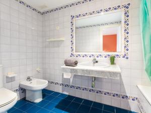 ein Badezimmer mit einem Waschbecken, einem WC und einem Spiegel in der Unterkunft Holiday Home Olivar by Interhome in Torre de Benagalbón