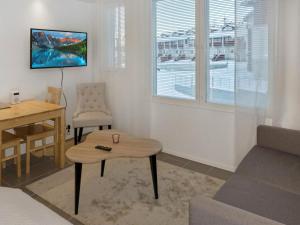 ein Wohnzimmer mit einem Tisch und einem Stuhl in der Unterkunft Holiday Home Skistar 313 by Interhome in Levi + 10 Fotos