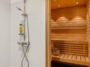 eine Dusche im Bad mit Sauna in der Unterkunft Holiday Home Skistar 313 by Interhome in Levi