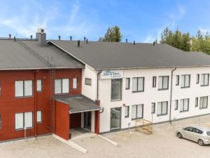 ein Mehrfamilienhaus mit einem davor geparkten Auto in der Unterkunft Holiday Home Skistar 313 by Interhome in Levi