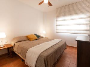 een slaapkamer met een bed en een plafondventilator bij Apartment Carabeo by Interhome in Nerja