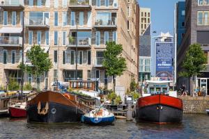 Výhled na řeku, která protéká v blízkosti penzionu + 17 fotografií