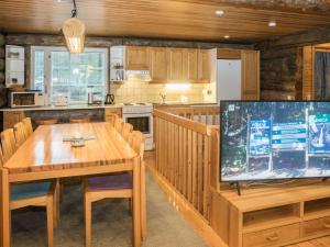 Il comprend une cuisine avec une table à manger et une télévision. dans l'établissement Holiday Home Rukanpesä 2b by Interhome, à Ruka