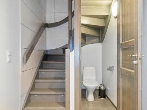 d'une petite salle de bains avec toilettes et escaliers. dans l'établissement Holiday Home Pulkka 2 by Interhome, à Salla