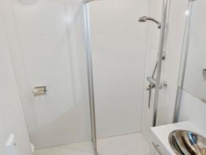 La salle de bains est pourvue d'une cabine de douche et d'un lavabo. dans l'établissement Holiday Home Pulkka 2 by Interhome, à Salla