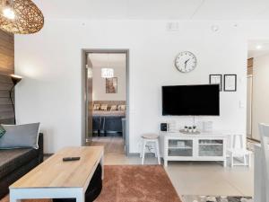 TV a/nebo společenská místnost v ubytování Holiday Home Tunturinlaita c6 by Interhome