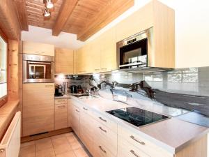 Kuchyňa alebo kuchynka v ubytovaní Chalet Antonia-1 by Interhome