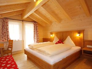 Posteľ alebo postele v izbe v ubytovaní Chalet Antonia-1 by Interhome