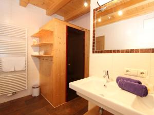 Kúpeľňa v ubytovaní Chalet Antonia-1 by Interhome