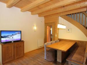 Televízia a/alebo spoločenská miestnosť v ubytovaní Chalet Antonia-1 by Interhome