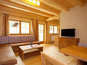 Televízia a/alebo spoločenská miestnosť v ubytovaní Chalet Antonia-1 by Interhome + 37 fotografií