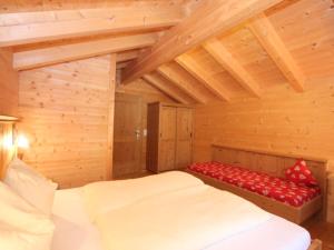Posteľ alebo postele v izbe v ubytovaní Chalet Antonia-1 by Interhome