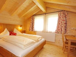 Posteľ alebo postele v izbe v ubytovaní Chalet Antonia-1 by Interhome
