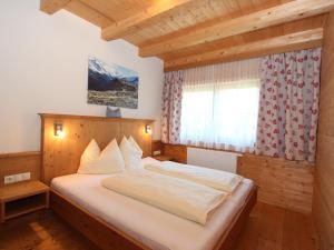 Posteľ alebo postele v izbe v ubytovaní Chalet Antonia-1 by Interhome
