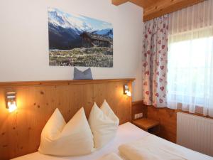 Posteľ alebo postele v izbe v ubytovaní Chalet Antonia-1 by Interhome