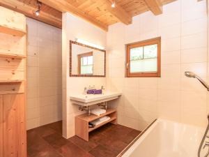 Kúpeľňa v ubytovaní Chalet Antonia-1 by Interhome