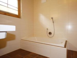 Kúpeľňa v ubytovaní Chalet Antonia-1 by Interhome