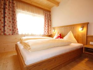 Posteľ alebo postele v izbe v ubytovaní Chalet Antonia-1 by Interhome
