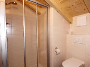 Kúpeľňa v ubytovaní Chalet Antonia-1 by Interhome
