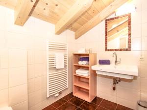 Kúpeľňa v ubytovaní Chalet Antonia-1 by Interhome