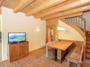 Televízia a/alebo spoločenská miestnosť v ubytovaní Chalet Antonia-1 by Interhome