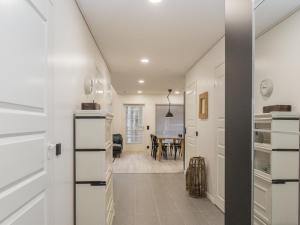um corredor com armários brancos e uma sala de jantar em Holiday Home Tonttutahko 20 a by Interhome em Tahkovuori