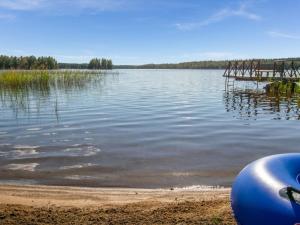 una gran masa de agua con un muelle en la orilla en Holiday Home Isokoskelo by Interhome, en Pertunmaa 39 fotos más
