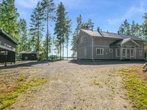 una entrada vacía delante de una casa en Holiday Home Isokoskelo by Interhome, en Pertunmaa