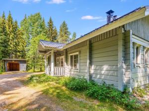 una pequeña casa verde con una entrada junto a ella en Holiday Home Kiviniemi by Interhome, en Hiukkajoki