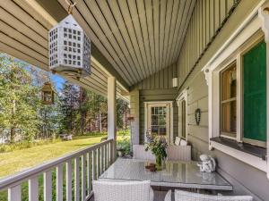 un porche de una casa con mesa y sillas en Holiday Home Kiviniemi by Interhome, en Hiukkajoki